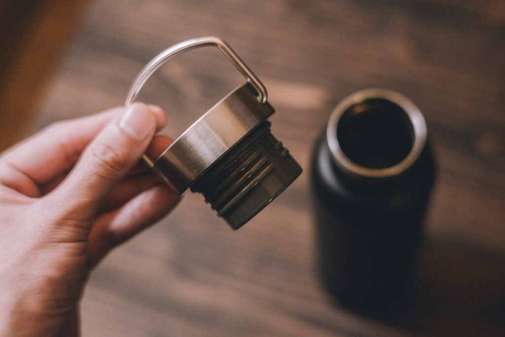 スクリュー形式の飲み口